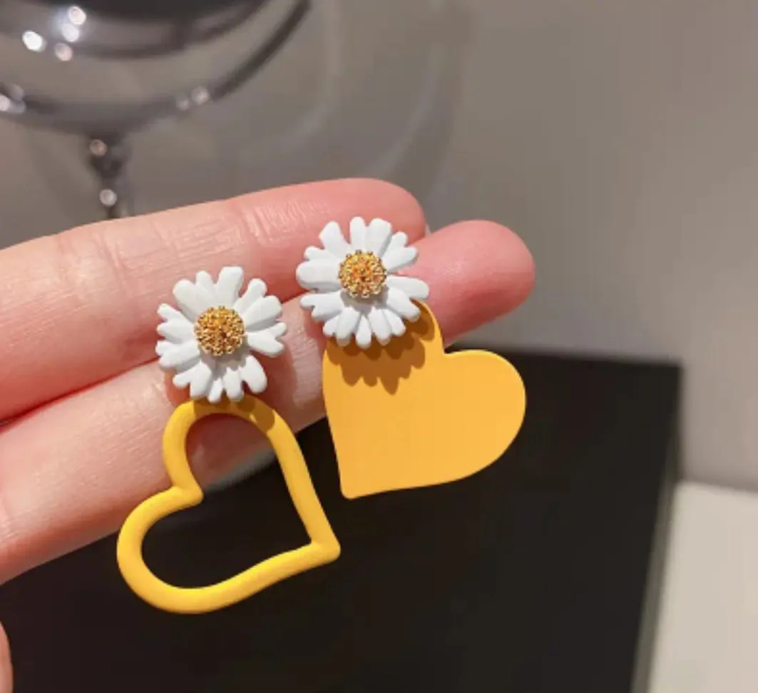 Heart and Daisy Earing