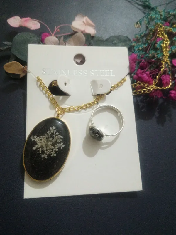 Oval shap pandant with ear rings with dried flowers